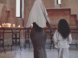 Кардашьян приняла крещение в Армении, внезапно появившись в церкви в обтягивающем платье