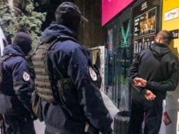 Наркотики в караоке-баре: полиция Днепропетровщины задержала 20 человек
