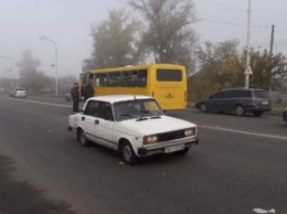 На Днепропетровщине легковушка протаранила автобус с пассажирами прямо на остановке