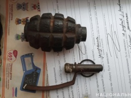 В Каховке полицейские обнаружили у местного жителя пистолет, марихуану и гранату из муляжа