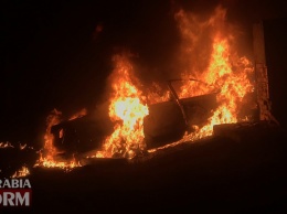 Под Одессой автомобиль врезался в стелу и взорвался, водитель и пассажирка сгорели заживо. Фото и видео