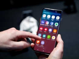 Samsung выпустит патч, исправляющий работу сканера отпечатков пальцев Galaxy S10