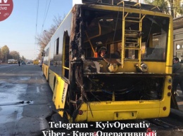 На проспекте Свободы в Киеве на ходу загорелся троллейбус с пассажирами в салоне (фото, видео)