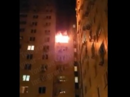 В Киеве жилую многоэтажку охватило пламя: видео