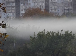 Дым от костров листвы заволакивает город Николаев