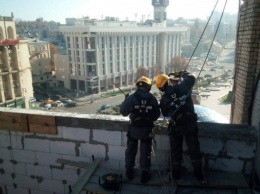 Для демонтажа скандальной надстройки на здании на Майдане Независимости задействован кран и аварийно-спасательные автомобили (фото)