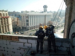 Появились фото, как в центре Майдана сносят скандальную надстройку