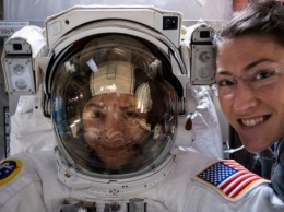 Впервые в истории две женщины-астронавта вышли на "космическую прогулку"