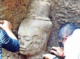 Археологи обнаружили в Камбодже голову статуи "совершенного человека"