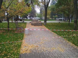 Из-за халтуры подрядчика, в Детском парке Павлограда, срочно меняют брусчатку