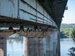 В Каменском разрушается центральный мост