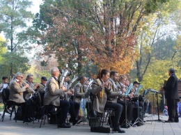 Мелитопольцы празднуют день освобождения кашей и оркестром (ВИДЕО)