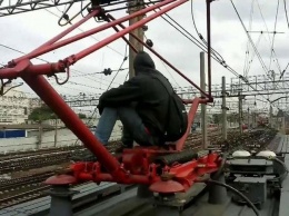 Под Киевом зацепера ударило током на крыше поезда