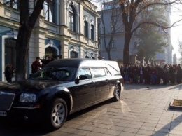 Огромная траурная процессия, катафалк и слезы: как прошло прощание с Тарасом Кутовым. Фото