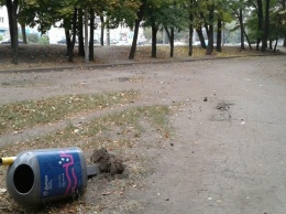 В Днепре в парке Хмельницкого хулиганы вырвали урны и сломали фонтанчик с питьевой водой