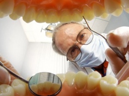 Хуже чем кариес: стоматологи указывают на проблему «меловых» зубов