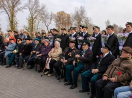 Память погибших за освобождение Днепропетровска почтили 90-летние ветераны
