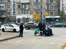 В Харькове полицейские гонялись за парнем в шортах (фото, видео)