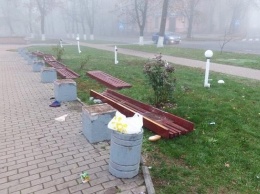 Разбитые фонари и сорванные лавки: в центре Полтавы вандалы устроили погром в парке