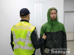 В Киеве возле кафе чуть не изнасиловали 16-летнюю девочку: от насильника ее спас таксист- ФОТО