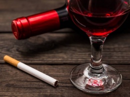 Как измерить бутылку вина в сигаретах?