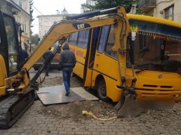 В Черновцах школьный автобус с детьми на скорости влетел в вырытую яму