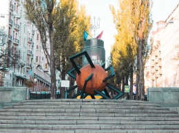 В Киеве на бульваре Шевченко появилась коричневая сфера: что значит новая скульптура