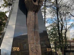 Во Львове восстановили памятник ЗУНР, который был изуродован вандалами