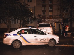 «Ты следующая»: в Киеве мужчина порезал горло друга болгаркой и угрожал своей сестре