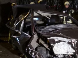 Чудом не слетел в пропасть: в Киеве BMW вылетел с дороги и протаранил дерево