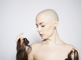 Стресс, сезон и другие причины выпадения волос у женщин