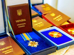Зеленский отметил ряд военных государственными наградами