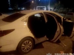 Под Днепром серийный автомобильный грабитель разбил стекло в дорогой иномарке и украл документы с автокреслом