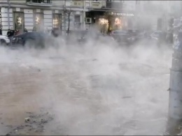 Центр Киева залило кипятком, в яму рухнул автомобиль. Появились фото и видео с места масштабного порыва трубы