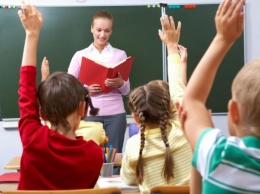 В Кабмине анонсировали повышение учительских зарплат и одноразовую помощь молодым педагогам