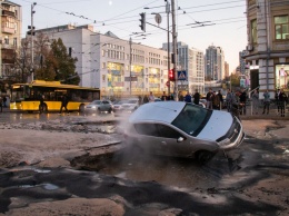 Злополучный перекресток: в Киеве на Саксаганского второй год подряд от прорыва трубы проваливается асфальт