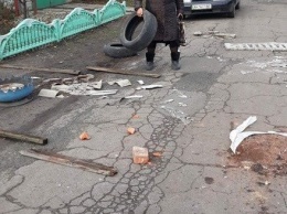 Из-за ремонта Шмидта, жители Покровска самостоятельно ограничивают движение фур, устанавливая баррикады