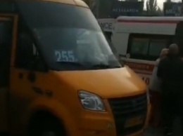 В центре Кривого Рога столкнулись маршрутка и трактор: пострадал водитель микроавтобуса
