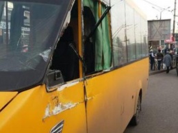 Серьезное ДТП в Кривом Роге: трактор врезался в маршрутку