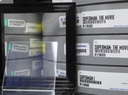 В Microsoft записали фильм "Супермен" на кусочек стекла