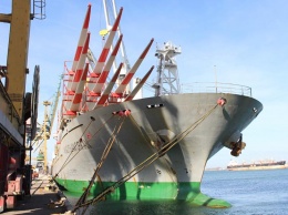 В Ильичевск привезли по морю 27-тонные лопасти для ветряков (фото)