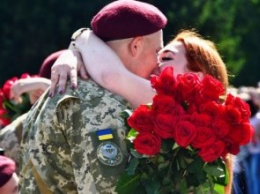 На Днепропетровщине 19-летний нацгвардеец во время военной присяги сделал предложение 18-летней возлюбленной