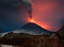 На камчатке началось извержение высочайшего действующего вулкана Евразии
