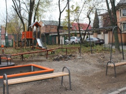 Детская площадка вместо незаконной стройки: чем закончился скандал на Крутогорном спуске в Днепре