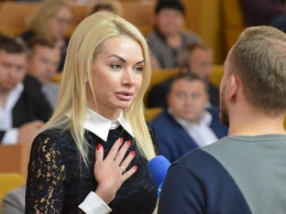 Гордо продолжила дело Луценко и Геращенко: "слуга народа" засветила в Раде дорогущий гаджет