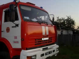 На Харьковщине загорелся жилой дом: пожарные спасли потерявшего сознание мужчину, - ФОТО