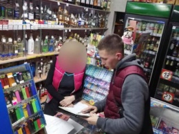 Полицейские привлекли к ответственности криворожанку, которая продала сигареты несовершеннолетнему