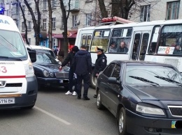 Устроили самосуд: в Черкассах водитель ''евробляхи'' сбил пешехода и пытался сбежать. фото