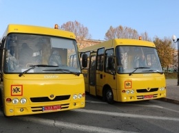 Школам нескольких районов Херсонщины передали 8 новых автобусов
