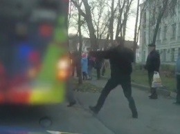 В киевском троллейбусе двое мужчин за замечание напали на пассажиров с ножами